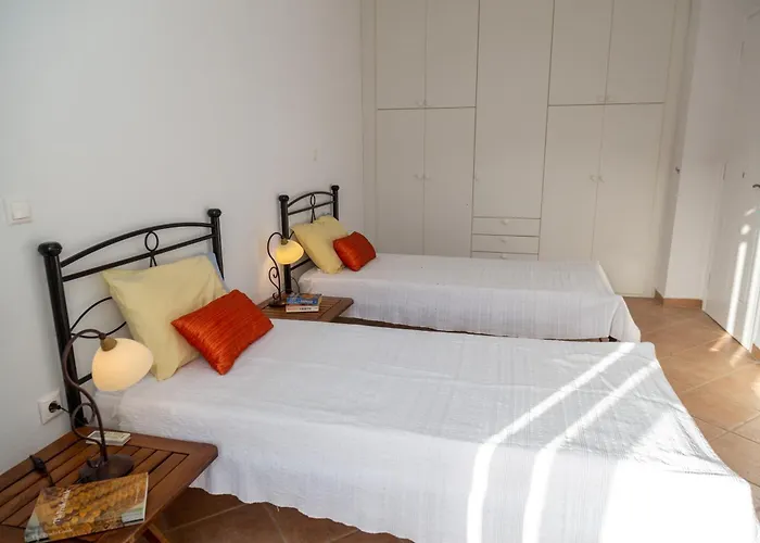 Waterfront Bliss In Diakofti, Kythira 2 Bedroom דירה *
